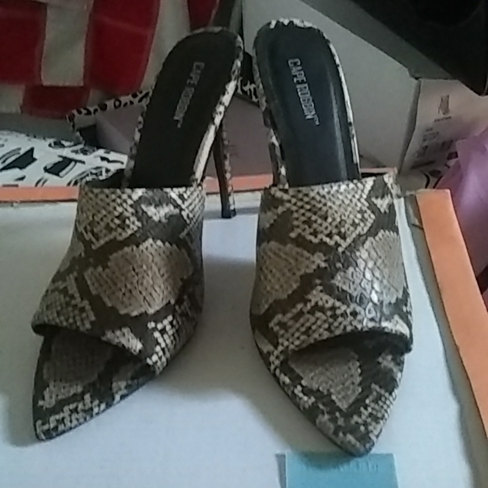 Size 8 Cape Robbin snake print heels